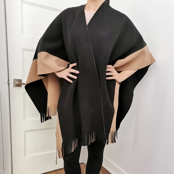 Stylish oversized poncho - Picture 1 of 3